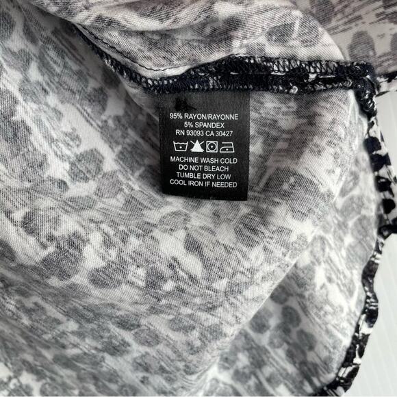 Nic+Zoe abstract print button neckline collared black and White size XS - Picture 3 of 6